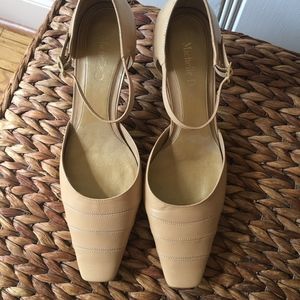 Nude colored heels size 9 Womens